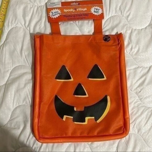 SPOOKY VILLAGE LED TREAT BAG- HALLOWEEN - BLINKING LIGHTS - NEW - Picture 1 of 4